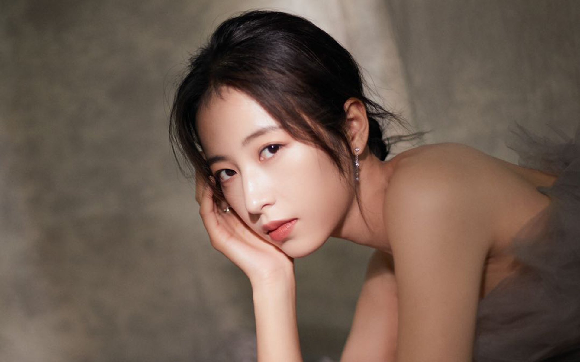 开云下载-葡萄牙骑手玛丽亚·卡埃塔诺在2024年葡萄牙盛装舞步锦标赛中获得个人赛银牌，展现坚韧精神。